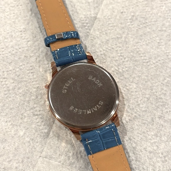 Women’s Big Round Face Watch With Rhinestone Butterfly Set Inside - Picture 6 of 10